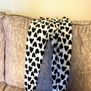 Warming black hearts on your legs